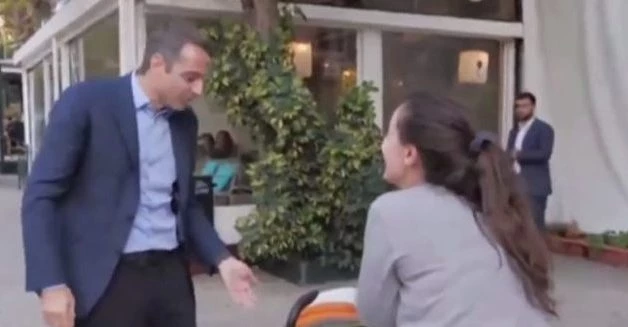 Θαυμάστρια την «πέφτει» στον Μητσοτάκη στην Κυψέλη – «Καλέ τι γκόμενος είσαι;» (βίντεο)